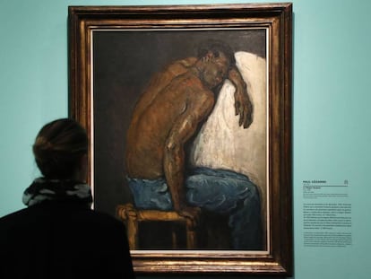 Una visitante observa el cuadro 'El negro Escipión', de Paul Cézanne, en la exposición 'Monet coleccionista', en el Museo Marmottan.