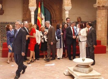 Griñán, en primer término, y los consejeros, tras la foto oficial del nuevo Gobierno andaluz.