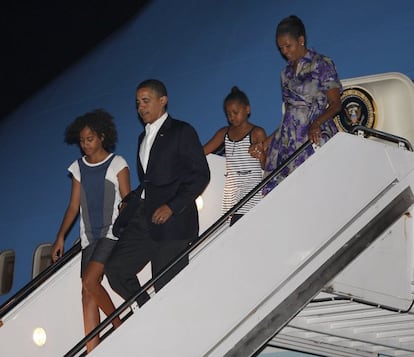 Con la llegada de Obama a la presidencia, empezaron los viajes para sus hijas, unque en época escolar no solían acompañar a sus padres. En la imagen, la familia bajando del 'Air Force One' a su regreso a Washington tras un viaje oficial a Rusia en julio de 2009.