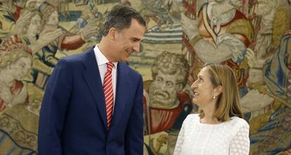 El rey Felipe VI recibe a la presidenta del Congreso, Ana Pastor, el pasado julio.
