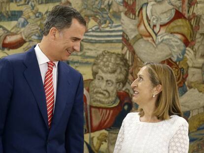 El rey Felipe VI recibe a la presidenta del Congreso, Ana Pastor, el pasado julio. 