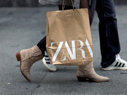 Una mujer lleva una bolsa de Zara en Bilbao.