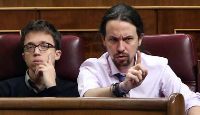 Pablo Iglesias gesticula junto a Errejón, en una imagen de archivo.