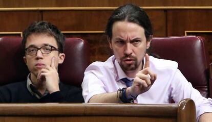 Pablo Iglesias gesticula junto a Errejón, en una imagen de archivo. 