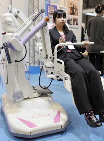 Robot que se puede transformar de cama en silla de ruedas para personas impedidas, fabricado por Japan Logic Machine.