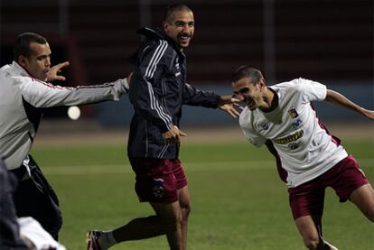 El jugador de la selección de fútbol de Venezuela, Giancarlo Maldonado, bromea durante un entrenamiento.