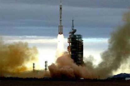 Despegue del cohete <i>Larga Marcha</i> desde la base  de Jiuquan. El cohete impulsó ayer la nave <i>Shenzhou VI</i> hasta su órbita a 340 kilómetros de altura.