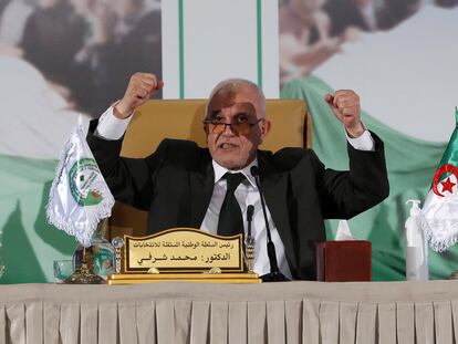 Mohamed Charfi, presidente de la Autoridad Nacional Independiente de las Elecciones (Anie), durante la conferencia de prensa en la que anunció el resultado del referéndum este lunes en Argel.