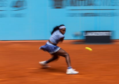 Coco Gauff golpea la pelota durante el partido contra Andreeva en la Arantxa Sánchez Vicario.