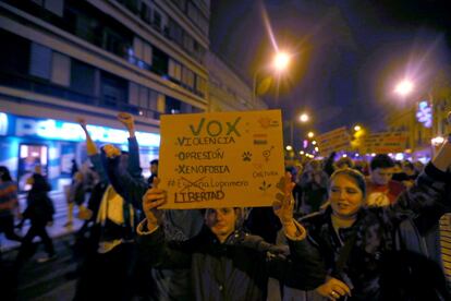 Una mujer muestra un cartel contrario a la formación política Vox en las protestas de Sevilla.
