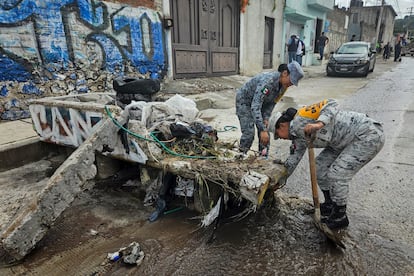 Elementos de la Guardia Nacional retiran escombros de las inundaciones en Querétaro.