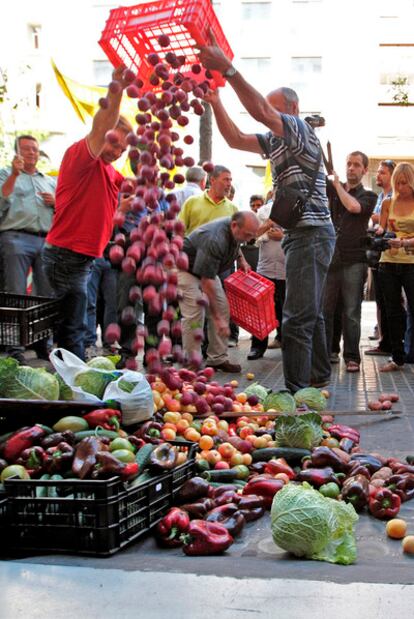 Protesta de agricultores ante el consulado de Alemania en Valencia.