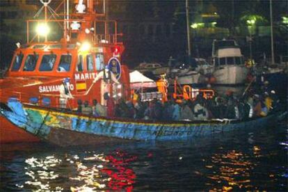 Una patrullera de la Guardia Civil conduce un cayuco al puerto de Tenerife.