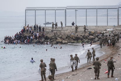 Militares en la playa del Tarajal, esta mañana.