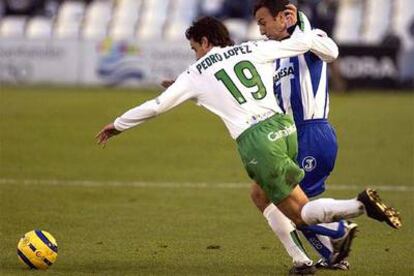 Fran disputa el balón con Pedro López.