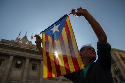 Un home amb una estelada durant la concentració davant de la Generalitat de Catalunya, en protesta per l'empresonament de Cuixart i Sànchez.