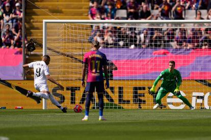 Kylian Mbappé (a la izquierda) marca el primer gol de penalti.