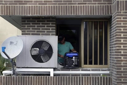 Un hombre conecta una planta eléctrica portátil en su apartamento en Caracas (Venezuela). Actualmente, alquilar un equipo de 100 kilovoltios-amperios está en un precio de unos 350 dólares diarios. Las peticiones de grupos electrógenos y máquinas de respaldo se dispararon después de que el pasado 7 de marzo un apagón dejó a oscuras a casi todo el país durante cinco días.