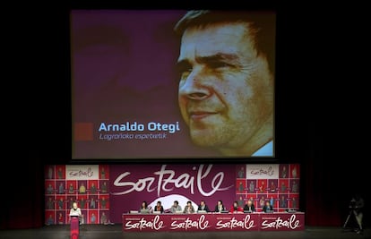 La histórica militante Karmele Aierbe (i), durante la lectura de la carta escrita por Arnaldo Otegi desde la cárcel de Logroño, el 23 de febrero de 2013.