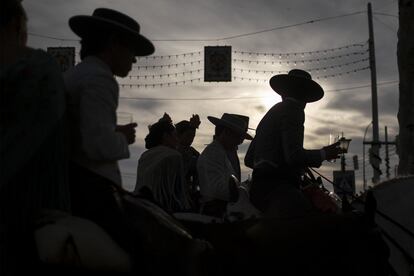 Es al atardecer cuando jinetes y coches de caballos deben abandonar el recinto, solo siendo posible acceder a las calles de la feria a pie.