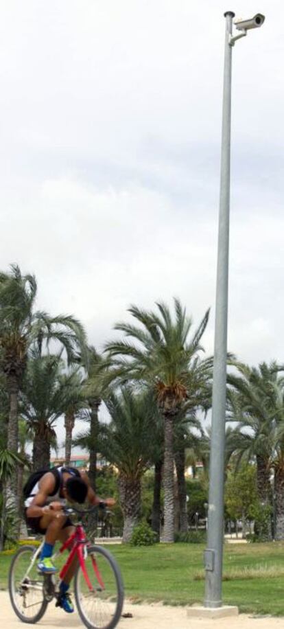 Una de las cámaras instaladas en los parques de Alicante.