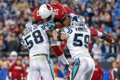 Thomas Davis y Luke Kuechly bloquean a Darren Fells