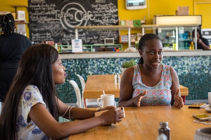 Nihlali Nolokwe (23 años, a la izquierda) y Sisanda Khuzami (22 años), explican desde una cafetería de Khayelitsa por qué ellas creen que el VIH aumenta tanto entre los jóvenes de 15 a 24 años. Khuzami aduce dos motivos principalmente: que muchos no quieren usar preservativo y el aumento de la violencia sexual hacia las mujeres.