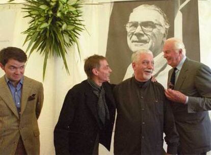 Los modistos Hubert de Givenchy, Paco Rabanne, Jesús del Pozo y Javier Larraínzar charlan ante una fotografía de Balenciaga en el acto de presentación de la fundación en Getaria en mayo de 2000.