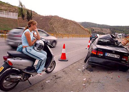 Un coche accidentado en el arcén de la N-150, en Cerdanyola, que no pudo ser retirado por el paro de las grúas.