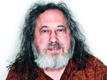 Richard Stallman es una leyenda  creó el primer sistema operativo abierto e impulsó el ‘copyleft’. Cree que los teléfonos inteligentes nos han hecho retroceder 10 años en términos de privacidad