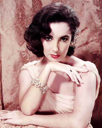 La eterna Elizabeth Taylor dijo una vez que los tres amores de su vida habían sido Mike Todd, Richard Burton y las joyas. En 2011, ricos afortunados tuvieron la oportunidad de hacerse con algunos de esos preciados tesoros de la actriz. La casa de subastas Christie’s de Nueva York organizó una puja para vender una colección de 80 joyas, en la que se alcanzó la cifra de 108 millones de euros. Entre los objetos más destacables estaban el famoso anillo de diamantes de 33 quilates que le regaló su marido, vendido por ocho millones de euros, y un collar con una perla del siglo XVI que se vendió por 11 millones de euros. La perla, conocida como ‘La Peregrina’, fue ilustrada nada más y nada menos que por Velázquez.