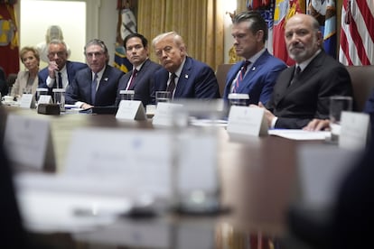 El presidente de los Estados Unidos, Donald Trump (en el centro), durante una reunión con
su Gabinete, el martes en la Casa Blanca.