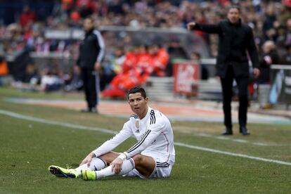 Cristiano Ronaldo en el césped del Calderón tras una jugada.