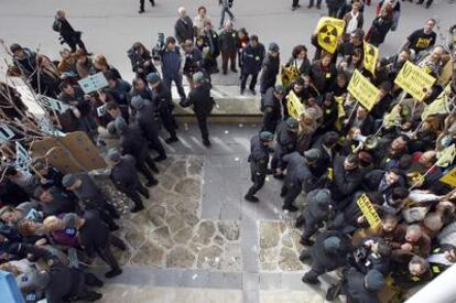 Vecinos de Yebra (Guadalajara), enfrentados ayer durante el pleno que decidió ofrecer el municipio para acoger un almacén nuclear.