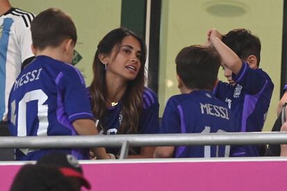 Antonella Roccuzzo, esposa de Lionel Messi, y sus hijos, siguen el partido de la selección argentina en el estadio Ahmad bin Ali de Doha, Qatar.