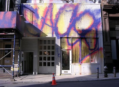 Fachada de la galería, sobre la que los amigos grafiteros de Dash Snow han pintado el 'tag' (nombre) de grafitero del artista fallecido: SACER.