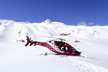 Helicópteros de rescate, en la ladera del Petit Combin (Suiza)