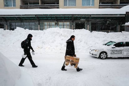 Participantes do Fórum de Davos chegam à Suíça sob forte neve.