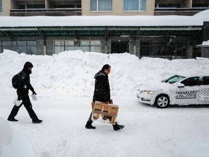 Participantes do Fórum de Davos chegam à Suíça sob forte neve.