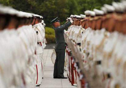 Miembros de las fuerzas armadas de Japón se preparan para una ceremonia en el ministerio de Defensa en Tokio (Japón).