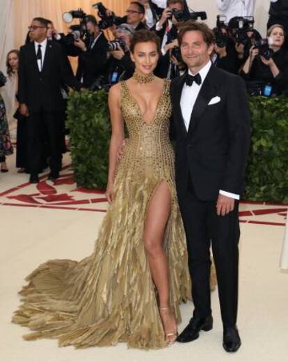 Su relación con Irina Shayk no ha hecho más que alimentar el ansia por saber intimidades de ellos. En la imagen, el actor y la modelo en el Metropolitan Museum de Nueva York, en 2018.