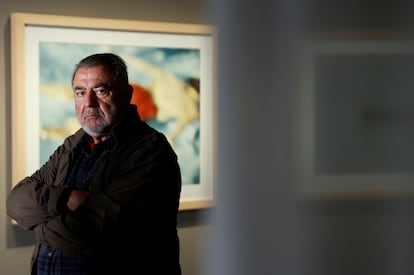 El fotógrafo Vari Caramés, durante la inauguración de su exposición, 'Algo, nada, siempre', el jueves en la Sala Canal de Isabel II, en Madrid.