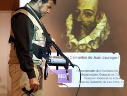 Um operário mostra o funcionamento do georradar que se usará para buscar os restos de Cervantes.