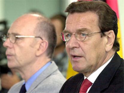 Schröder (derecha) y el ministro de Trabajo, Walter Riester, en una rueda de prensa ayer en Berlín.