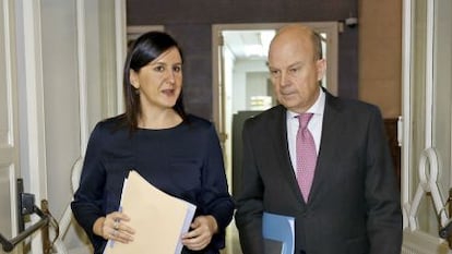 La exconsejera portavoz de la Generalitat valenciana, María José Català, con el extitular de Economía, Máximo Buch.