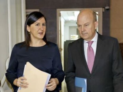 La exconsejera portavoz de la Generalitat valenciana, María José Català, con el extitular de Economía, Máximo Buch.