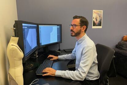 Between the mannequin and the screens, Juan Carlos Olmos – a digital tailor at Pixar – works on the wardrobe of the protagonist of Elio, which will be released in the spring.