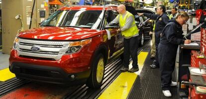 Empleados trabajan en la planta de Ford de Chicago.