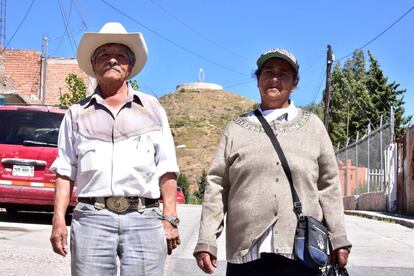 J. I. Martínez y Guadalupe Jasso, delante del cerro donde quieren construir la virgen.