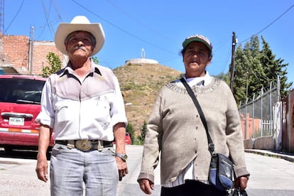 J. I. Martínez y Guadalupe Jasso, delante del cerro donde quieren construir la virgen.